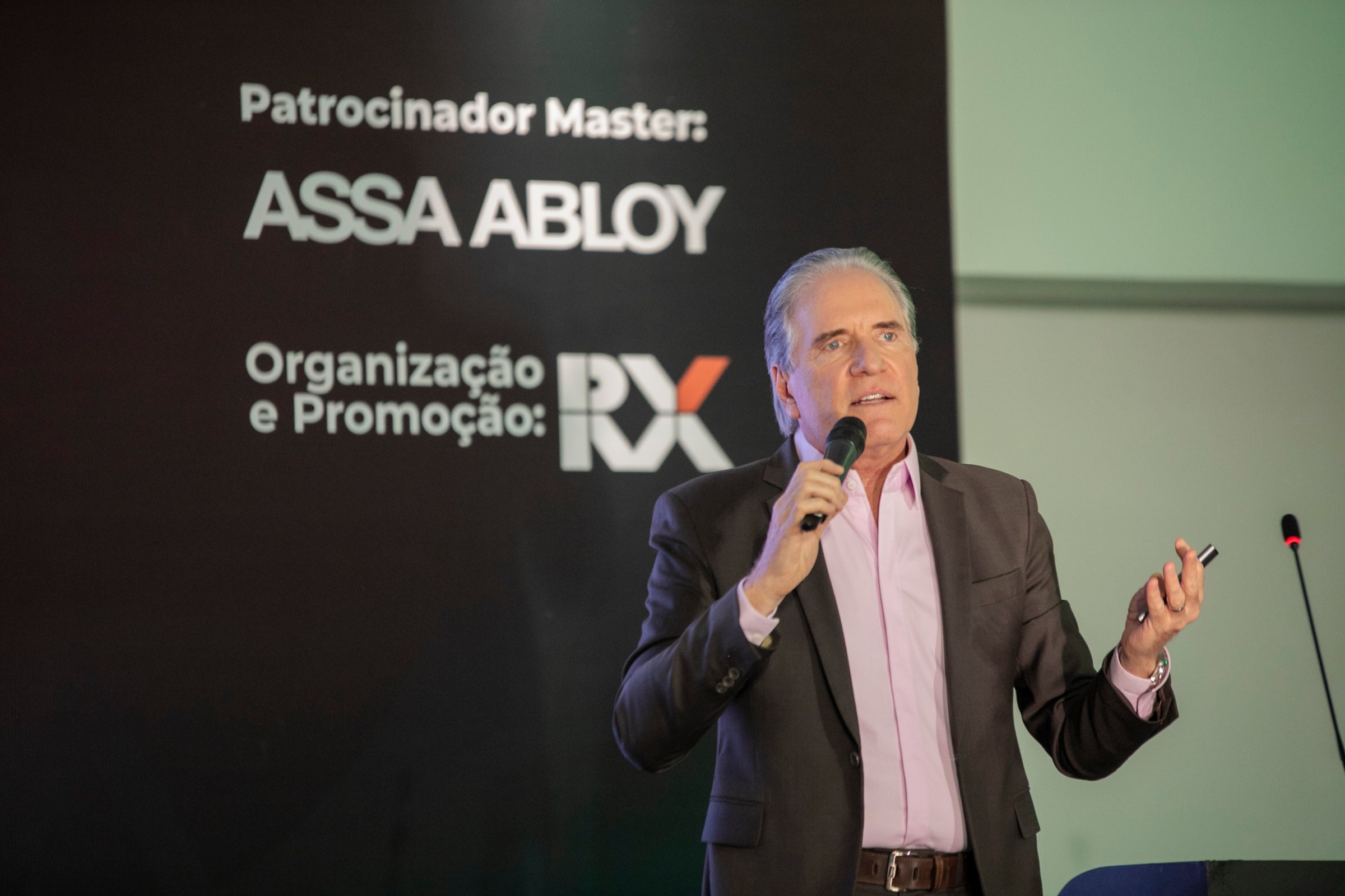 palestrante em pé com microfone